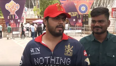 IPL 2026 फाइनल मैच को लेकर फैंस उत्साहित, अपनी पसंदीदा टीम की जीत के लिए प्रार्थना IPL 2026 फाइनल मैच को लेकर फैंस उत्साहित, अपनी पसंदीदा टीम की जीत के लिए प्रार्थना
