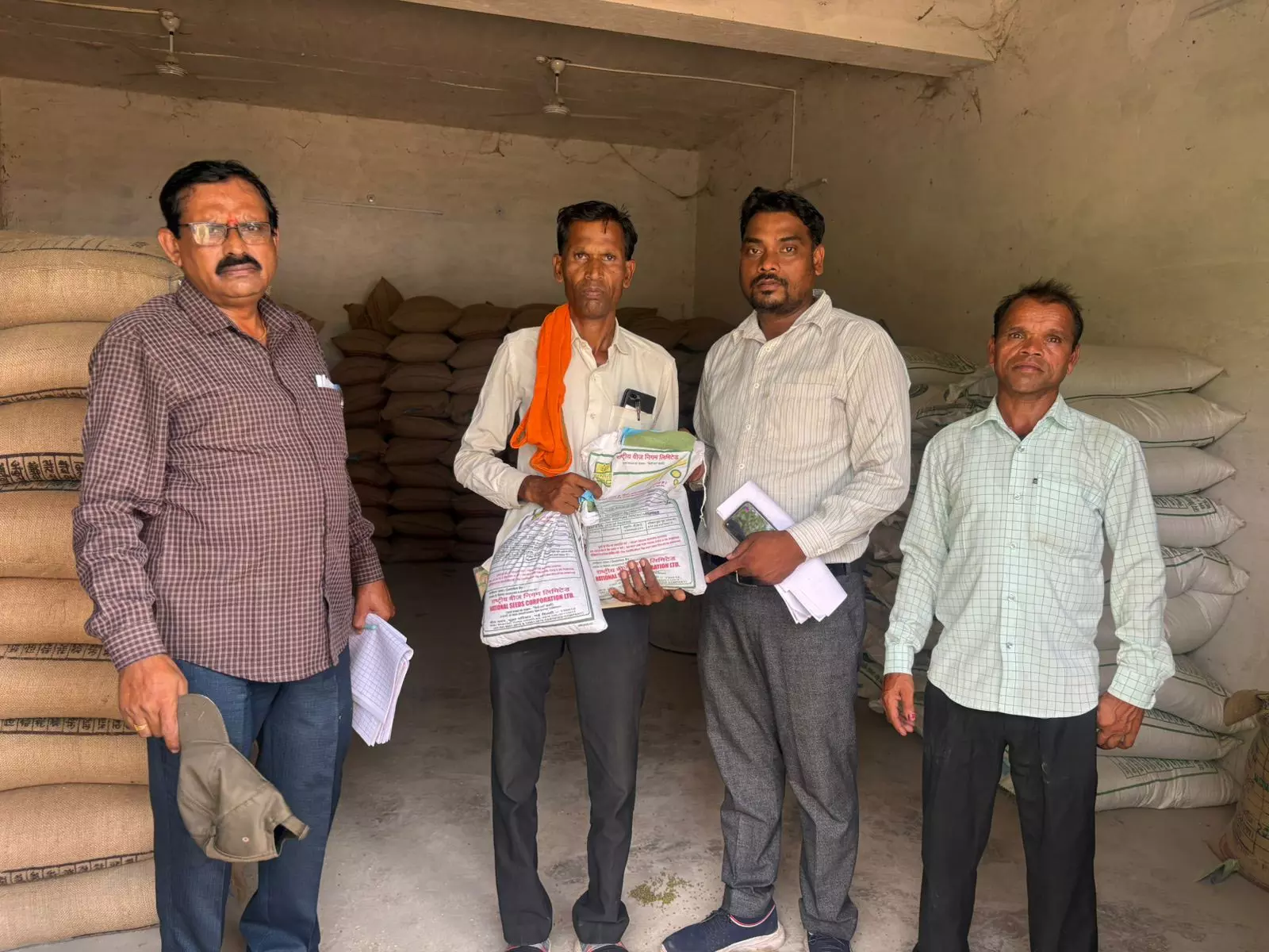 खाद वितरण में गड़बड़ी पर प्रशासन सख्त, 8 केंद्रों पर बैन लगाया गया खाद वितरण में गड़बड़ी पर प्रशासन सख्त, 8 केंद्रों पर बैन लगाया गया