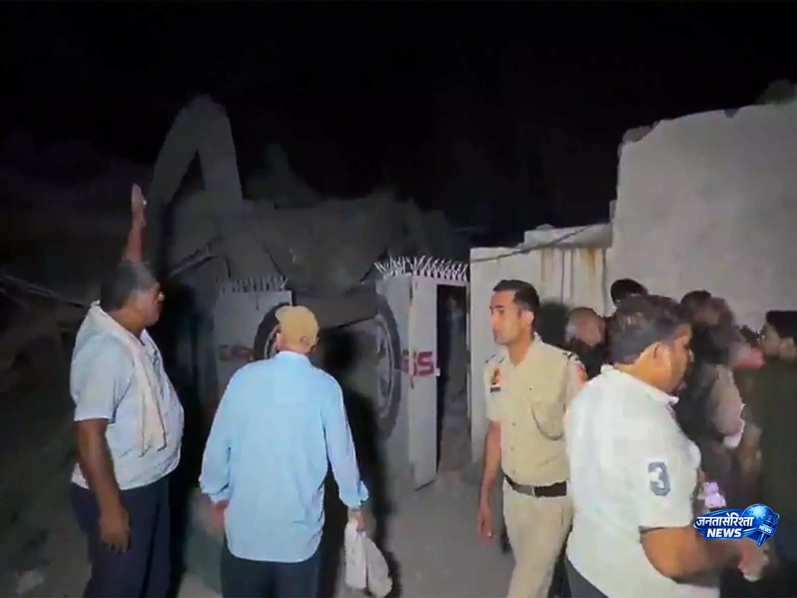 दिल्ली बिल्डिंग हादसा: Mehrauli में बचाव अभियान जारी, मरने वालों की संख्या चार हुई दिल्ली बिल्डिंग हादसा: Mehrauli में बचाव अभियान जारी, मरने वालों की संख्या चार हुई