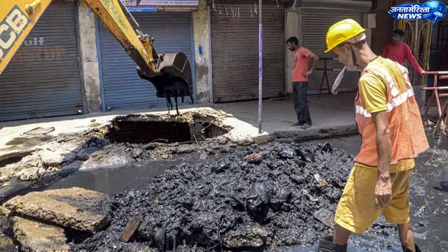 Kanpur : परीक्षा केंद्र के बाहर हादसा, स्लैब टूटने से 25 अभ्यर्थी सीवेज ड्रेन में गिरे Kanpur : परीक्षा केंद्र के बाहर हादसा, स्लैब टूटने से 25 अभ्यर्थी सीवेज ड्रेन में गिरे