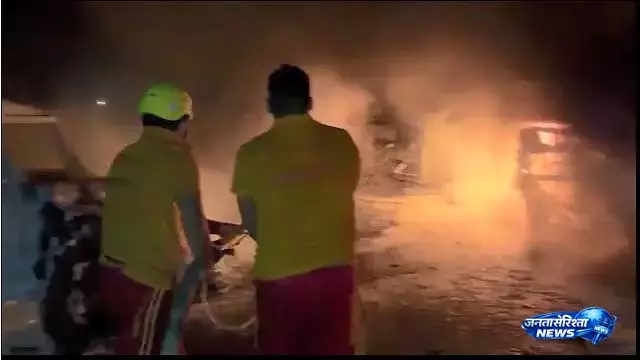 कालाहांडी में ट्रक-पीकअप में टक्कर के बाद आग, Banki में हाइवा हादसे में युवक की मौत कालाहांडी में ट्रक-पीकअप में टक्कर के बाद आग, Banki में हाइवा हादसे में युवक की मौत