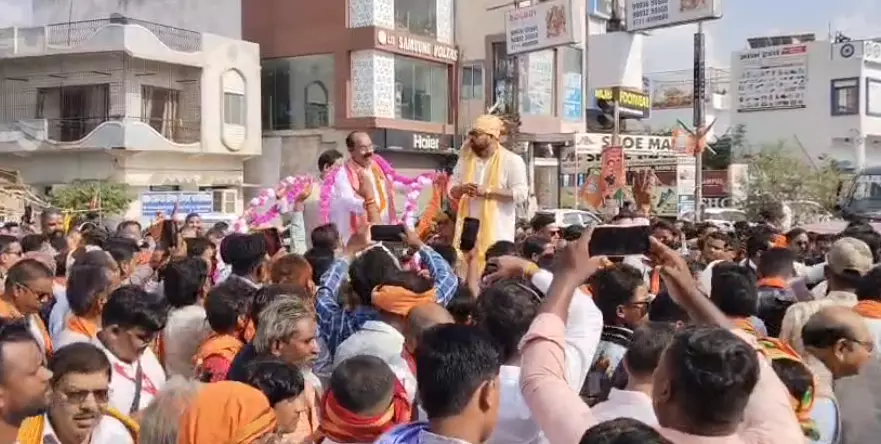 बैलगाड़ी में बारात लेकर निकले विधायक जी, सरकारी सामूहिक विवाह में करेंगे शादी बैलगाड़ी में बारात लेकर निकले विधायक जी, सरकारी सामूहिक विवाह में करेंगे शादी