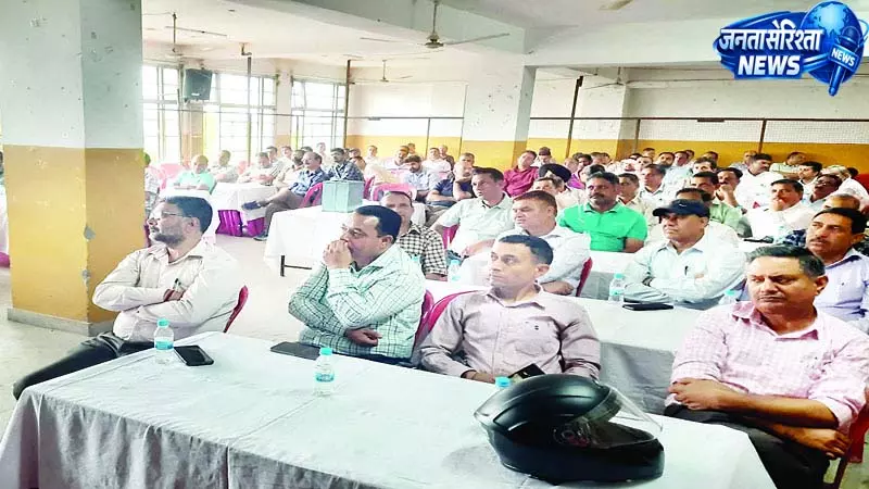 कर्मचारियों को दी मतगणना की ट्रेनिंग कर्मचारियों को दी मतगणना की ट्रेनिंग