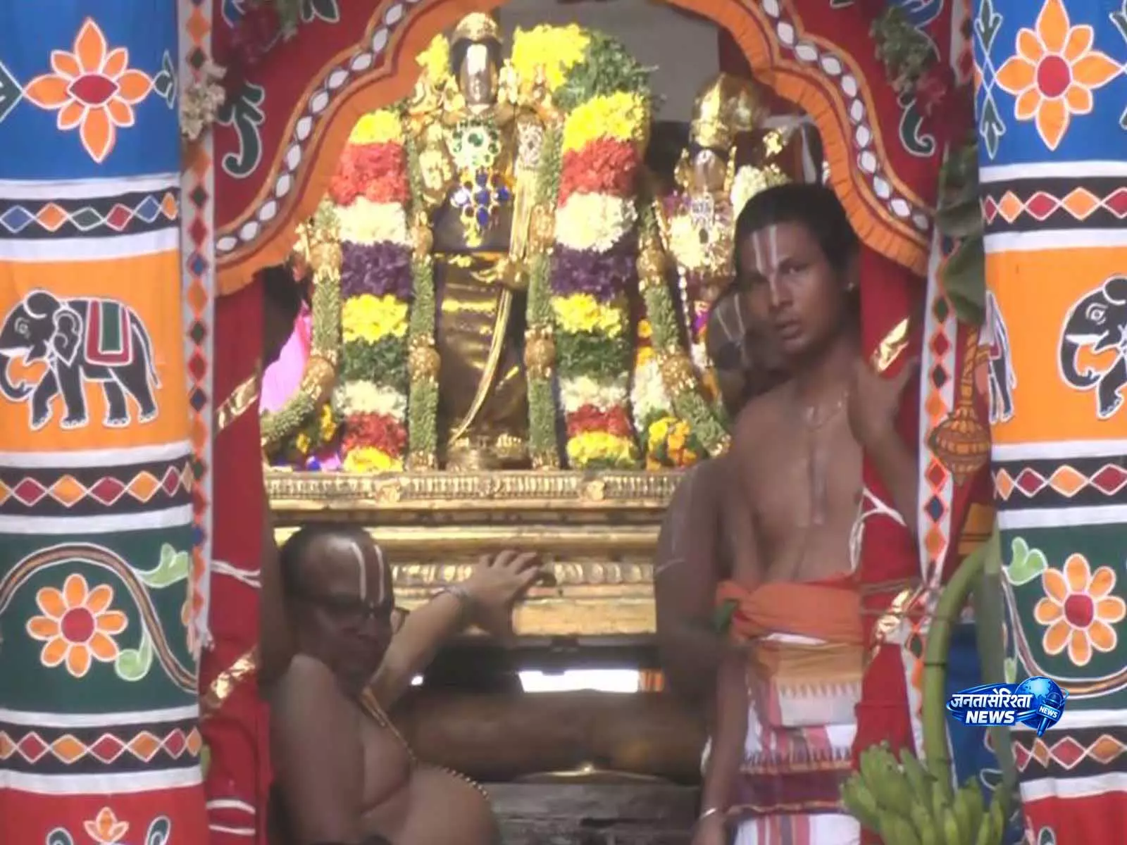 Madurai: कूडल अझगर मंदिर के रथ उत्सव में हजारों भक्तों ने हिस्सा लिया Madurai: कूडल अझगर मंदिर के रथ उत्सव में हजारों भक्तों ने हिस्सा लिया