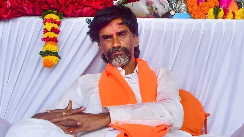 तबीयत बिगड़ने के बाद मनोज जरांगे को अनशन स्थल से हॉस्पिटल किया गया शिफ्ट तबीयत बिगड़ने के बाद मनोज जरांगे को अनशन स्थल से हॉस्पिटल किया गया शिफ्ट