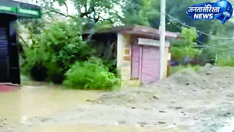 घरों में घुसा फोरलेन का पानी घरों में घुसा फोरलेन का पानी
