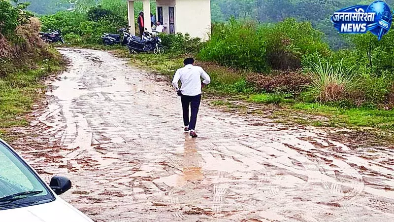 भोरंज के जाड़ में बूथ के बाहर कीचड़ से परेशानी भोरंज के जाड़ में बूथ के बाहर कीचड़ से परेशानी