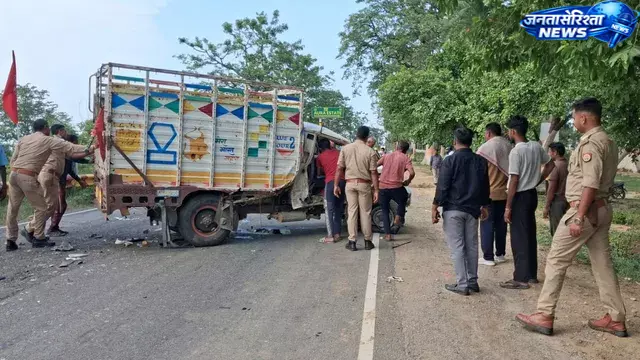 SDM की गाड़ी और पिकअप की टक्कर में चार घायल SDM की गाड़ी और पिकअप की टक्कर में चार घायल
