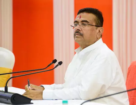 बंगाल में सोमवार को मंत्रिमंडल का विस्तार, सुबह 11 बजे 35 मंत्री लेंगे शपथ बंगाल में सोमवार को मंत्रिमंडल का विस्तार, सुबह 11 बजे 35 मंत्री लेंगे शपथ