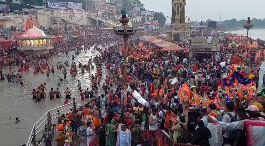 Haridwar: हरिद्वार में ज्येष्ठ पूर्णिमा स्नान के लिए उमड़े लाखों श्रद्धालु Haridwar: हरिद्वार में ज्येष्ठ पूर्णिमा स्नान के लिए उमड़े लाखों श्रद्धालु