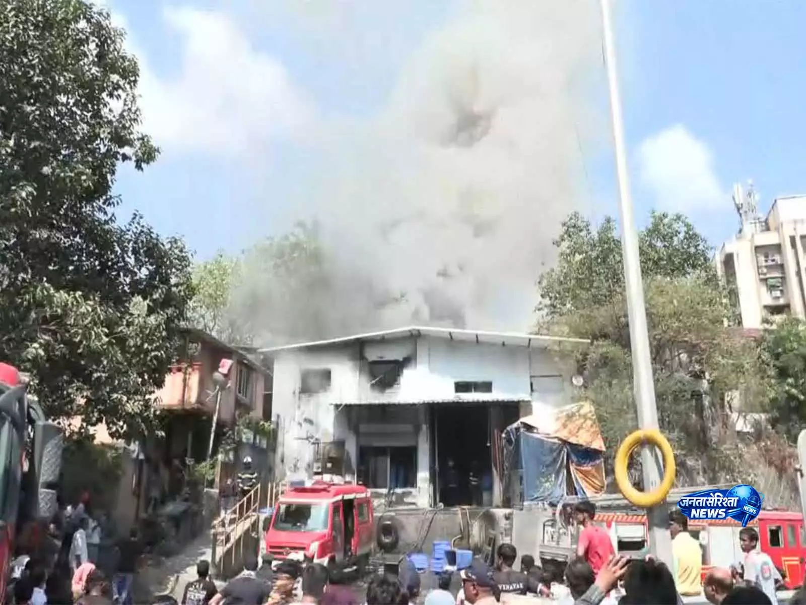 मुंबई के Andheri East में गोदाम में भीषण आग मुंबई के Andheri East में गोदाम में भीषण आग