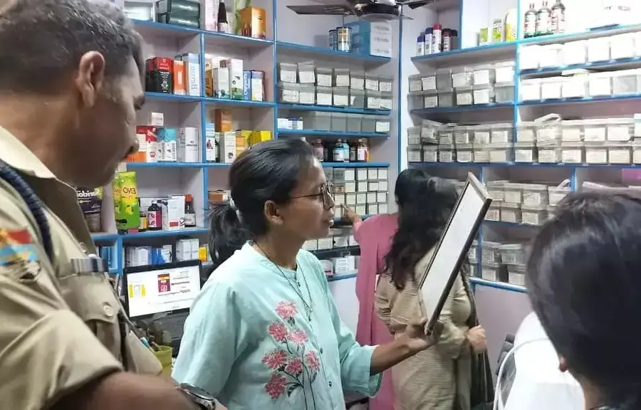 Haldwani: सुशीला तिवारी अस्पताल के नजदीक मेडिकल दुकानों पर प्रशासन सख्त, नियमों के उल्लंघन का खुलासा Haldwani: सुशीला तिवारी अस्पताल के नजदीक मेडिकल दुकानों पर प्रशासन सख्त, नियमों के उल्लंघन का खुलासा