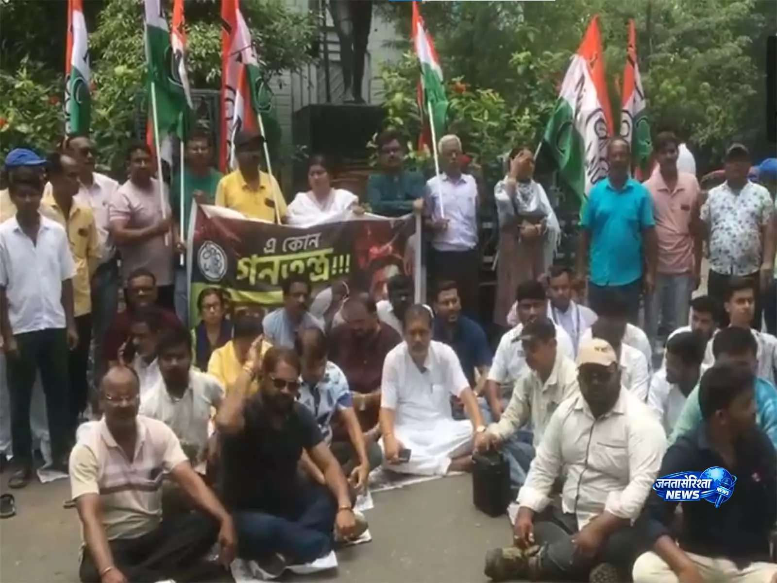 बंगाल: अभिषेक बनर्जी पर हमले के विरोध में TMC कार्यकर्ताओं ने किया विरोध प्रदर्शन बंगाल: अभिषेक बनर्जी पर हमले के विरोध में TMC कार्यकर्ताओं ने किया विरोध प्रदर्शन