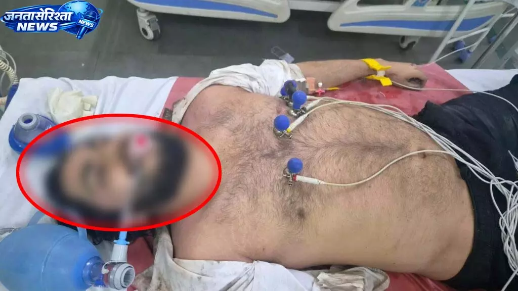 बारिश में बाइक अनियंत्रित होकर पेड़ से टकराई, CMD कॉलेज के छात्र की मौत बारिश में बाइक अनियंत्रित होकर पेड़ से टकराई, CMD कॉलेज के छात्र की मौत