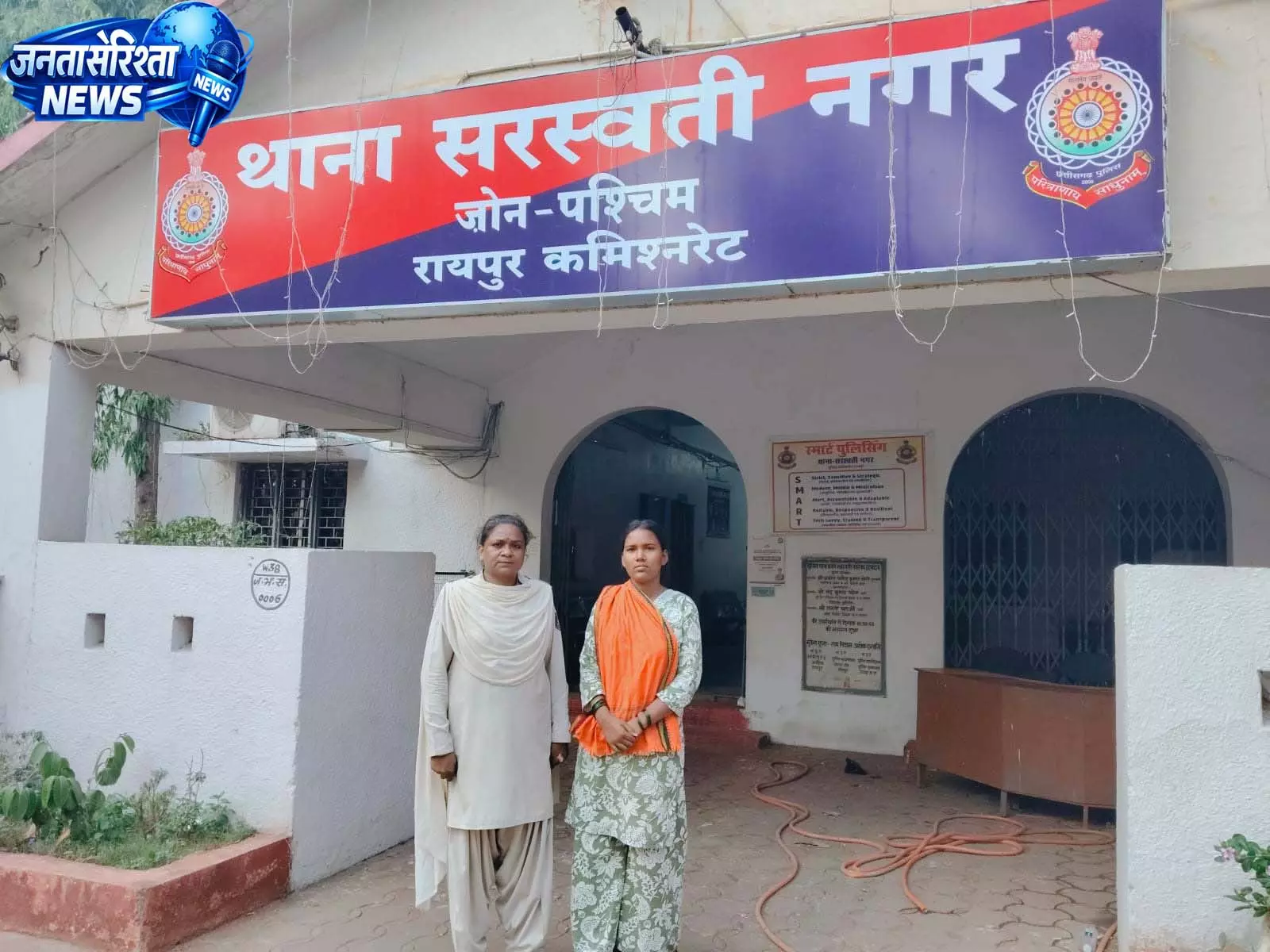 कुकुरबेड़ा ओवरब्रिज के नीचे गांजा बेचने वाली खुशी देवार गिरफ्तार कुकुरबेड़ा ओवरब्रिज के नीचे गांजा बेचने वाली खुशी देवार गिरफ्तार