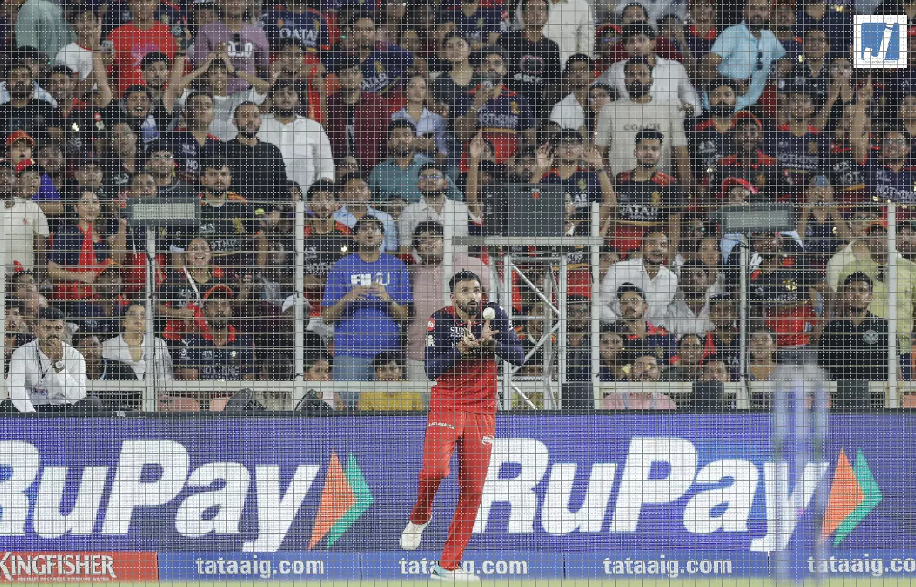 RCB की कसी हुई गेंदबाजी, 10 ओवर में गुजरात टाइटंस 63/3 पर सीमित RCB की कसी हुई गेंदबाजी, 10 ओवर में गुजरात टाइटंस 63/3 पर सीमित