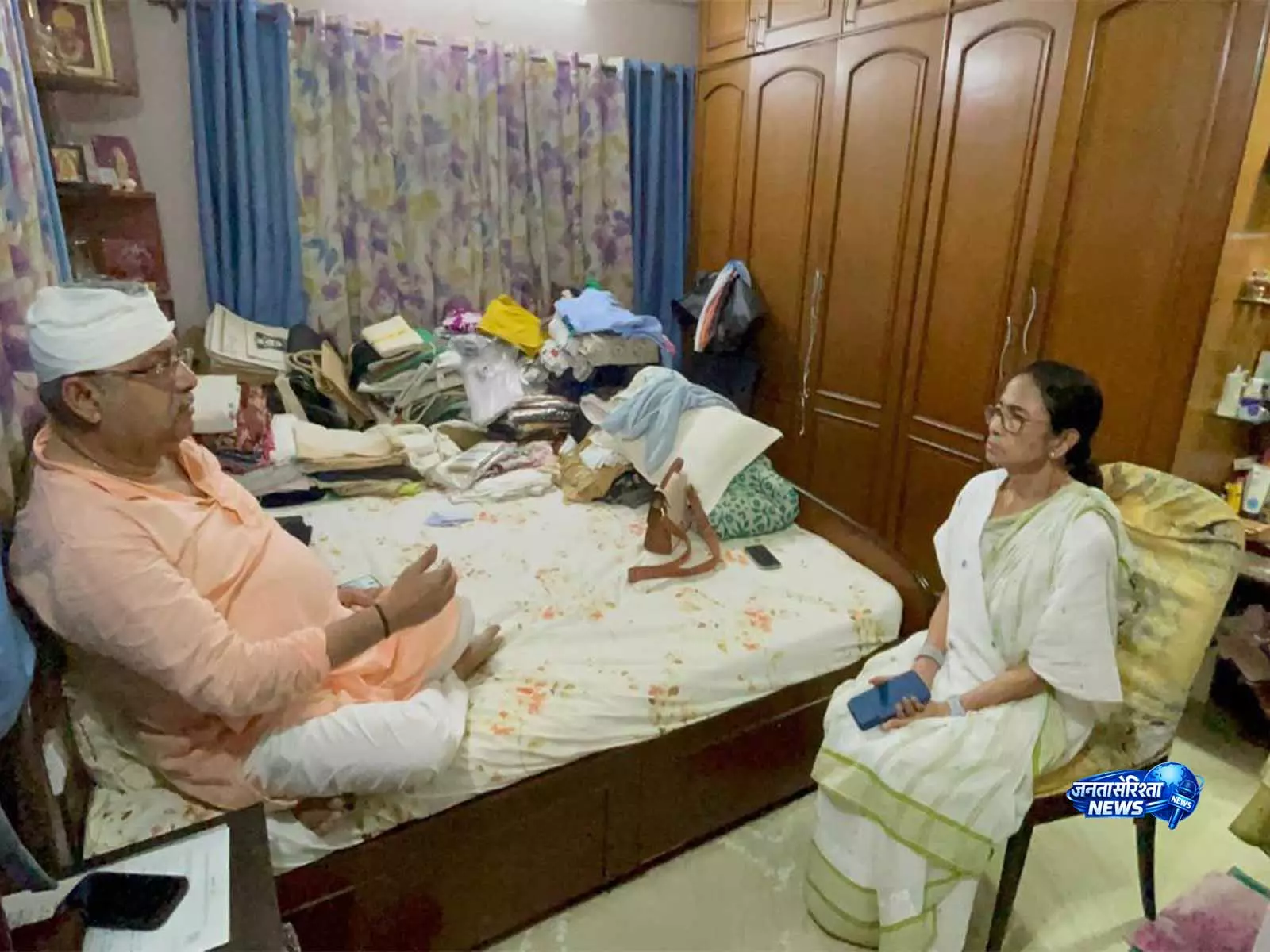 हुगली में TMC MP पर कथित हमले के बाद ममता बनर्जी ने कल्याण बनर्जी से मुलाकात की हुगली में TMC MP पर कथित हमले के बाद ममता बनर्जी ने कल्याण बनर्जी से मुलाकात की