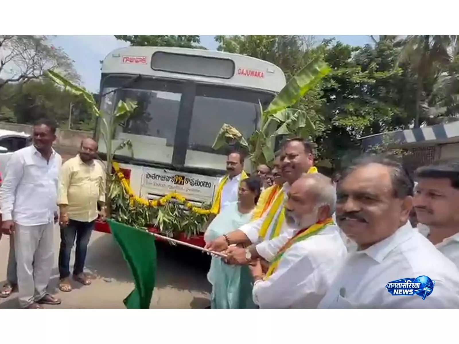 आंध्र प्रदेश में EV चार्जिंग स्टेशन का उद्घाटन, 3,000 इलेक्ट्रिक बसों की घोषणा आंध्र प्रदेश में EV चार्जिंग स्टेशन का उद्घाटन, 3,000 इलेक्ट्रिक बसों की घोषणा