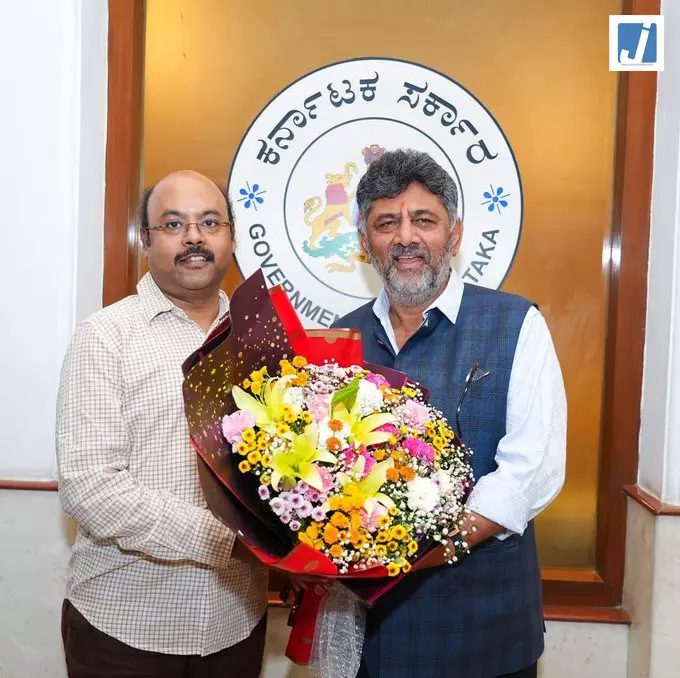 यतींद्र सिद्धारमैया ने मुख्यमंत्री-डेजिग्नेट डीके शिवकुमार से की मुलाकातस यतींद्र सिद्धारमैया ने मुख्यमंत्री-डेजिग्नेट डीके शिवकुमार से की मुलाकातस