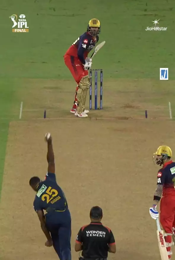 RCB को पहला झटका, वेंकटेश अय्यर अर्धशतक से पहले आउट RCB को पहला झटका, वेंकटेश अय्यर अर्धशतक से पहले आउट