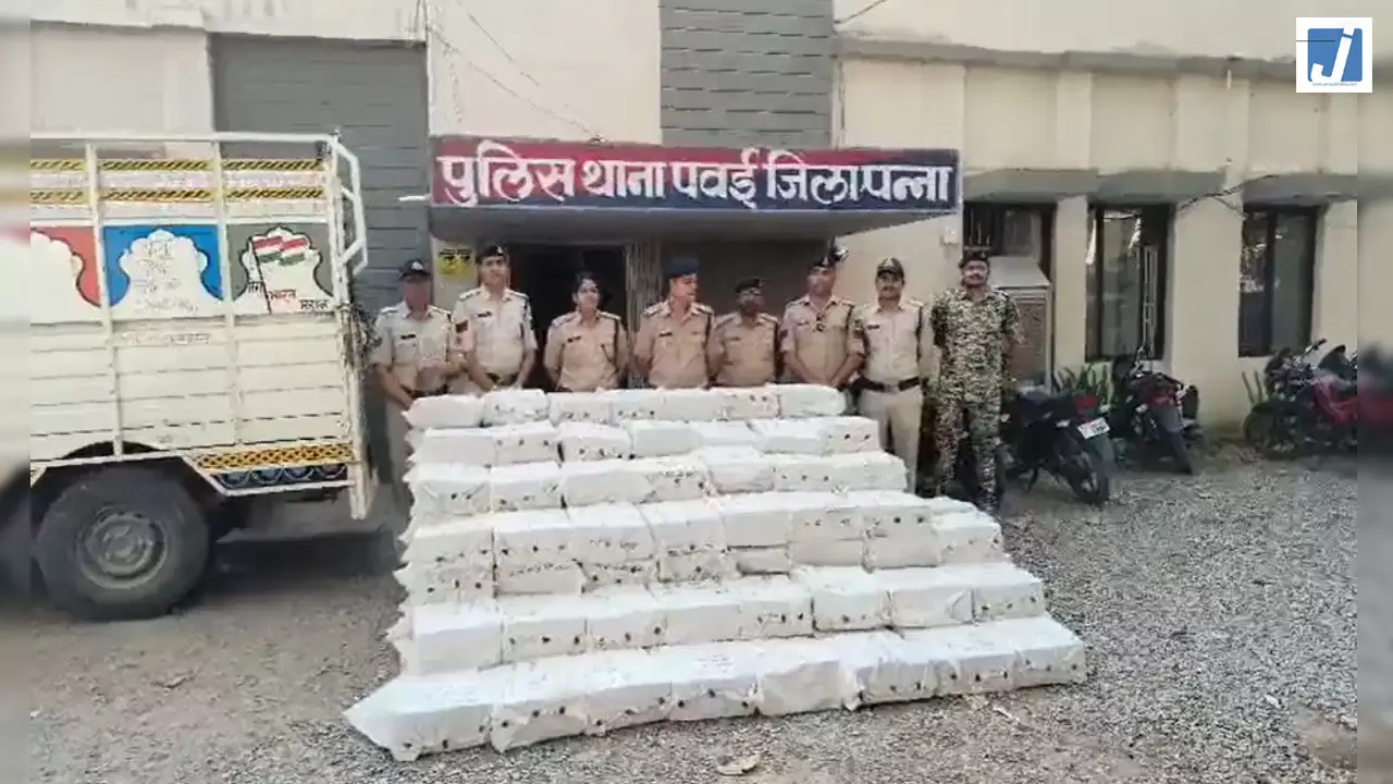 अवैध शराब तस्करी का भंडाफोड़, 185 पेटी देसी शराब जब्त, तस्कर फरार अवैध शराब तस्करी का भंडाफोड़, 185 पेटी देसी शराब जब्त, तस्कर फरार