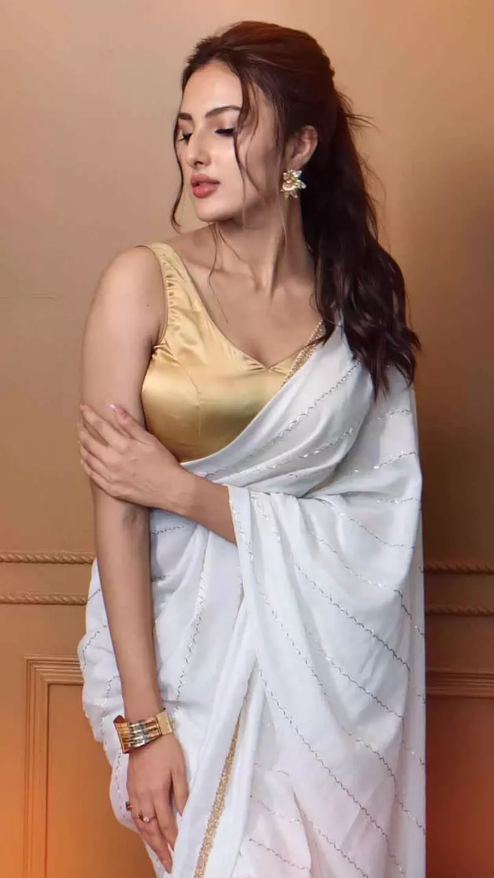 साड़ी में ज्योतिर्मयी का खूबसूरत अंदाज