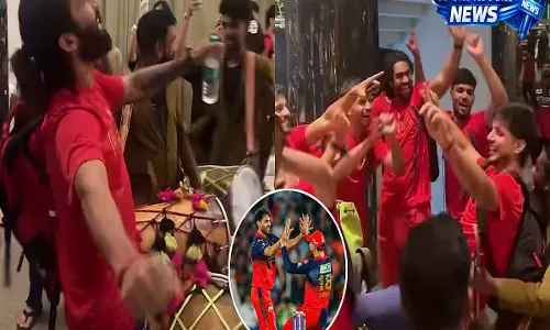 VIDEO: RCB की खिताबी जीत के बाद रजत पाटीदार, क्रुणाल पांड्या समेत खिलाड़ियों का पंजाबी ढोल पर धमाकेदार डांस VIDEO: RCB की खिताबी जीत के बाद रजत पाटीदार, क्रुणाल पांड्या समेत खिलाड़ियों का पंजाबी ढोल पर धमाकेदार डांस