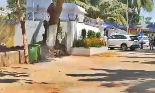 CM आवास के सामने 2 महिलाओं ने जान देने की कोशिश की CM आवास के सामने 2 महिलाओं ने जान देने की कोशिश की