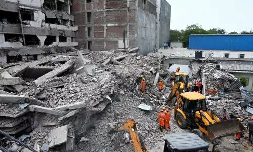 Delhi बिल्डिंग गिरने से 7 की मौत, जांच के बाद दो इंजीनियर निलंबित