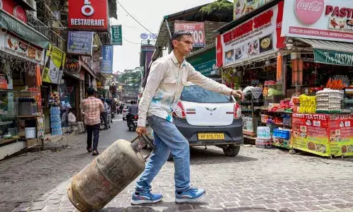 Delhi: कमर्शियल LPG हुई महंगी, घरेलू गैस में बदलाव नहीं Delhi: कमर्शियल LPG हुई महंगी, घरेलू गैस में बदलाव नहीं