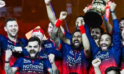 ढोल की थाप पर नाचे कोहली और क्रुणाल, चैंपियन बनने के बाद आरसीबी के ड्रेसिंग रूम में मना जमकर जश्न ढोल की थाप पर नाचे कोहली और क्रुणाल, चैंपियन बनने के बाद आरसीबी के ड्रेसिंग रूम में मना जमकर जश्न