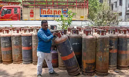 Chennai में कमर्शियल गैस सिलेंडर महंगा Chennai में कमर्शियल गैस सिलेंडर महंगा