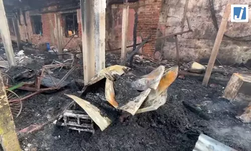 मछली बाजार के गोदाम में भीषण आग, बैंक और दुकानों को पहुंचा भारी नुकसान मछली बाजार के गोदाम में भीषण आग, बैंक और दुकानों को पहुंचा भारी नुकसान