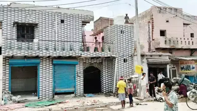 Faridabad: मस्जिद के बाद रिहायशी इलाकों में बढ़ी हलचल, लोग सामान समेटने लगे Faridabad: मस्जिद के बाद रिहायशी इलाकों में बढ़ी हलचल, लोग सामान समेटने लगे