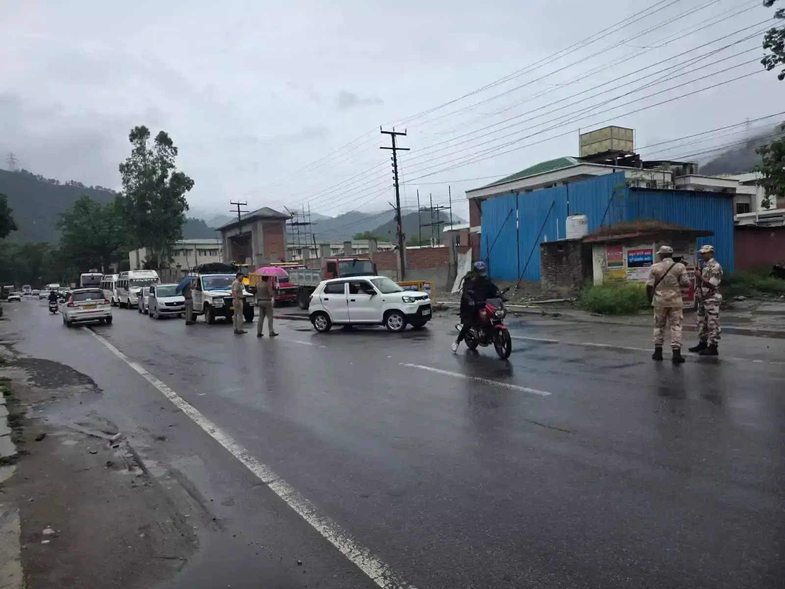 Pauri Garhwal: श्रीनगर में चारधाम यात्रियों को मौसम के चलते रोका गया Pauri Garhwal: श्रीनगर में चारधाम यात्रियों को मौसम के चलते रोका गया