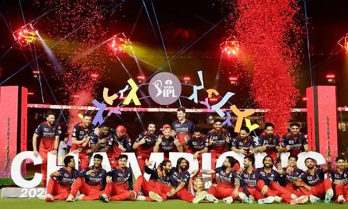 RCB की लगातार दूसरी IPL जीत पर देशभर में जश्न, नेताओं और फैंस ने दी बधाई RCB की लगातार दूसरी IPL जीत पर देशभर में जश्न, नेताओं और फैंस ने दी बधाई
