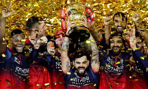 विराट कोहली की धमाकेदार पारी से RCB को लगातार दूसरी IPL ट्रॉफी विराट कोहली की धमाकेदार पारी से RCB को लगातार दूसरी IPL ट्रॉफी