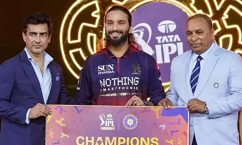 RCB कप्तान रजत पाटीदार ने दूसरी IPL ट्रॉफी दिवंगत फैंस को समर्पित की, भावुक हुए RCB कप्तान रजत पाटीदार ने दूसरी IPL ट्रॉफी दिवंगत फैंस को समर्पित की, भावुक हुए