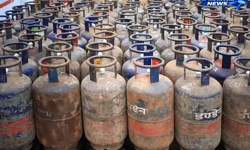 कमर्शियल LPG सिलेंडर महंगा, 19 kg गैस पर 42 रुपये तक की बढ़ोतरी कमर्शियल LPG सिलेंडर महंगा, 19 kg गैस पर 42 रुपये तक की बढ़ोतरी