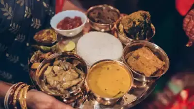 बंगाल का असली स्वाद चखना है तो जरूर ट्राई करें ये 8 मशहूर डिशेज बंगाल का असली स्वाद चखना है तो जरूर ट्राई करें ये 8 मशहूर डिशेज