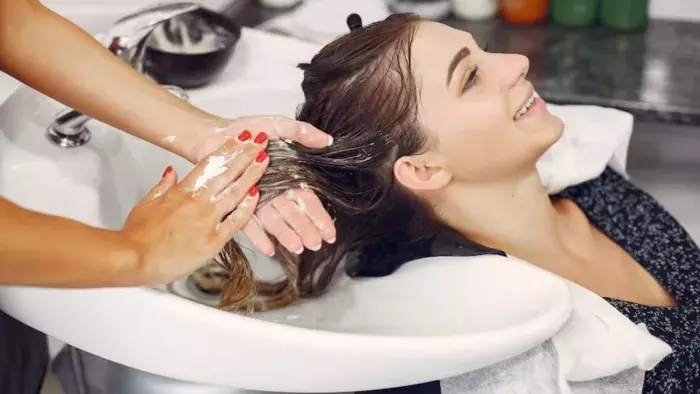 सैलून वाली चमक अब घर पर, बालों को खूबसूरत बनाने के लिए आज़माएं ये टिप्स सैलून वाली चमक अब घर पर, बालों को खूबसूरत बनाने के लिए आज़माएं ये टिप्स