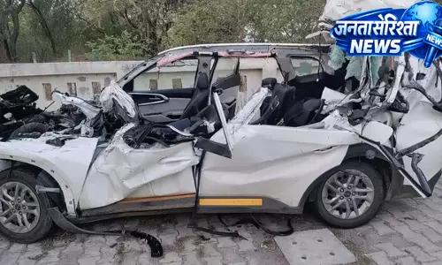 Agra-लखनऊ एक्सप्रेसवे पर भीषण हादसा, कंटेनर से टकराई कार; 3 की मौत, 5 घायल Agra-लखनऊ एक्सप्रेसवे पर भीषण हादसा, कंटेनर से टकराई कार; 3 की मौत, 5 घायल