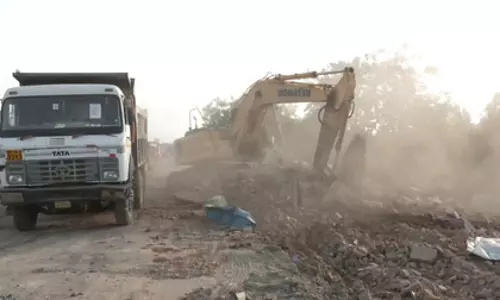 गुजरात: विरामगाम में हाईवे विस्तार के लिए बड़ा अतिक्रमण हटाओ अभियान, तीन दरगाह समेत ढांचे गिराए गुजरात: विरामगाम में हाईवे विस्तार के लिए बड़ा अतिक्रमण हटाओ अभियान, तीन दरगाह समेत ढांचे गिराए