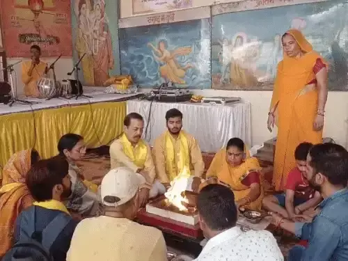 Jaipur: गोविंद देवजी मंदिर में नशा मुक्ति का संदेश, शपथ लेकर जागरूक हुए श्रद्धालु Jaipur: गोविंद देवजी मंदिर में नशा मुक्ति का संदेश, शपथ लेकर जागरूक हुए श्रद्धालु