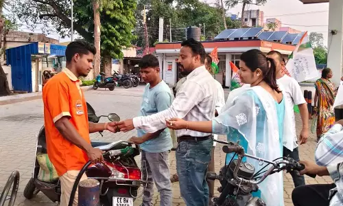 Kharagpur: ईंधन महंगाई के खिलाफ युवा कांग्रेस का प्रतीकात्मक प्रदर्शन, लोगों को चॉकलेट बांटकर जताया विरोध Kharagpur: ईंधन महंगाई के खिलाफ युवा कांग्रेस का प्रतीकात्मक प्रदर्शन, लोगों को चॉकलेट बांटकर जताया विरोध