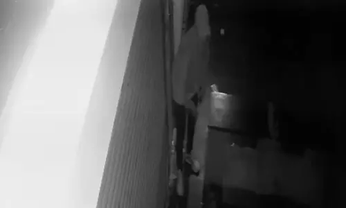 दवाई दुकानों में चोरी, CCTV में नकाबपोश कैद