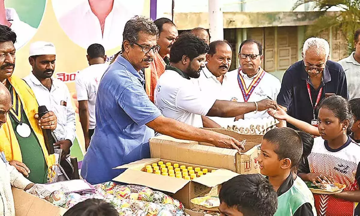 Andhra: सिविक चीफ ने एथलीटों को पौष्टिक खाना बांटा