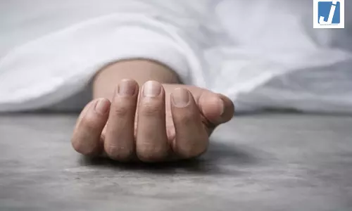 पेड़ पर साड़ी से बने झूले पर खेलते समय साड़ी गले में फंसी, दम घुटने से मौत पेड़ पर साड़ी से बने झूले पर खेलते समय साड़ी गले में फंसी, दम घुटने से मौत