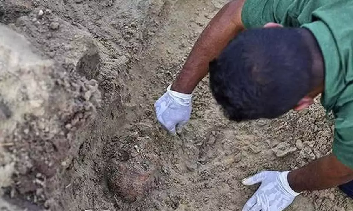 Andhra: अनाकापल्ली पुलिस ने तीन महीने बाद शव को कब्र से बाहर निकाला Andhra: अनाकापल्ली पुलिस ने तीन महीने बाद शव को कब्र से बाहर निकाला