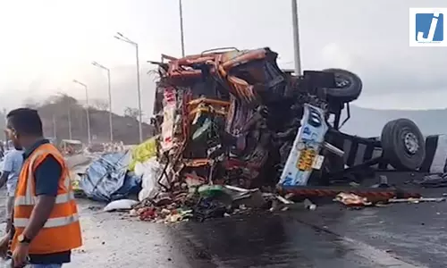 एक्सप्रेसवे पर बड़ा हादसा, कंटेनर पलटने से दो लोगों की मौत एक्सप्रेसवे पर बड़ा हादसा, कंटेनर पलटने से दो लोगों की मौत